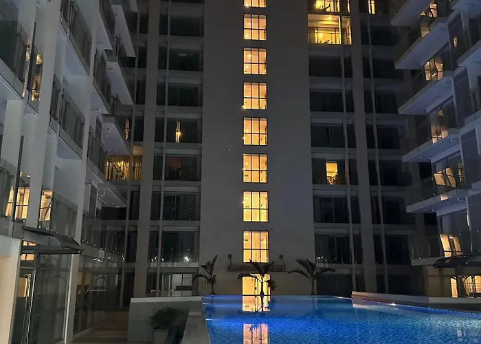 Spacious 12-pax Near Airport, Of Dreams, Okada, Ayala Malls, Moa & Solaire