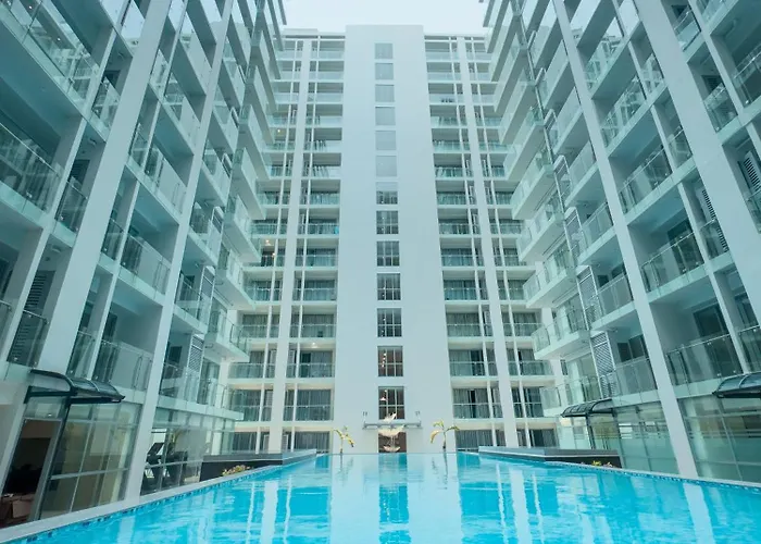 Spacious 12-pax Near Airport, Of Dreams, Okada, Ayala Malls, Moa & Solaire *