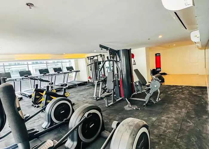 Spacious 12-pax Near Airport, Of Dreams, Okada, Ayala Malls, Moa & Solaire Apartment *